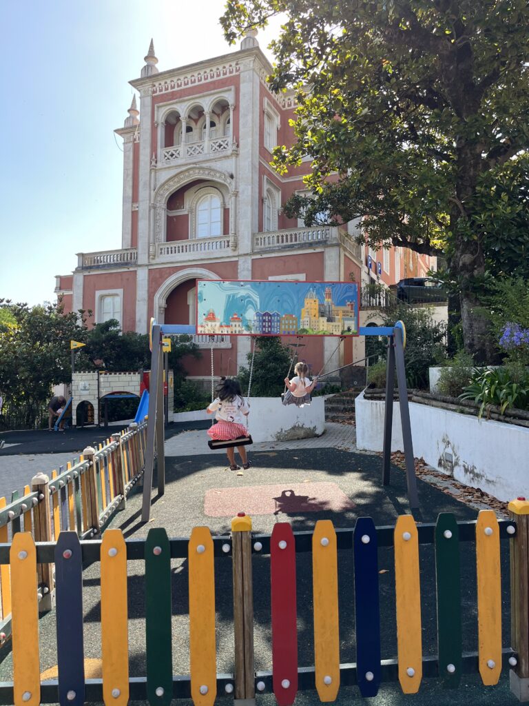 Place de jeux enfant dans le centre ville historique Sintra
